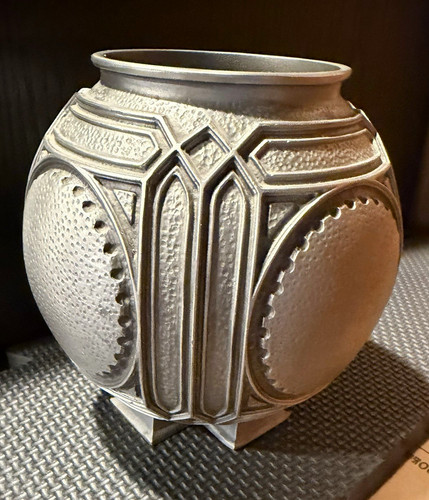 Frank lloyd wright - lloyd, urn